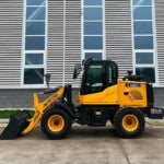 Kompakter Allradtraktor mit Frontlader und kleinem Radlader