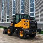 Kompakter Allradtraktor mit Frontlader und kleinem Radlader